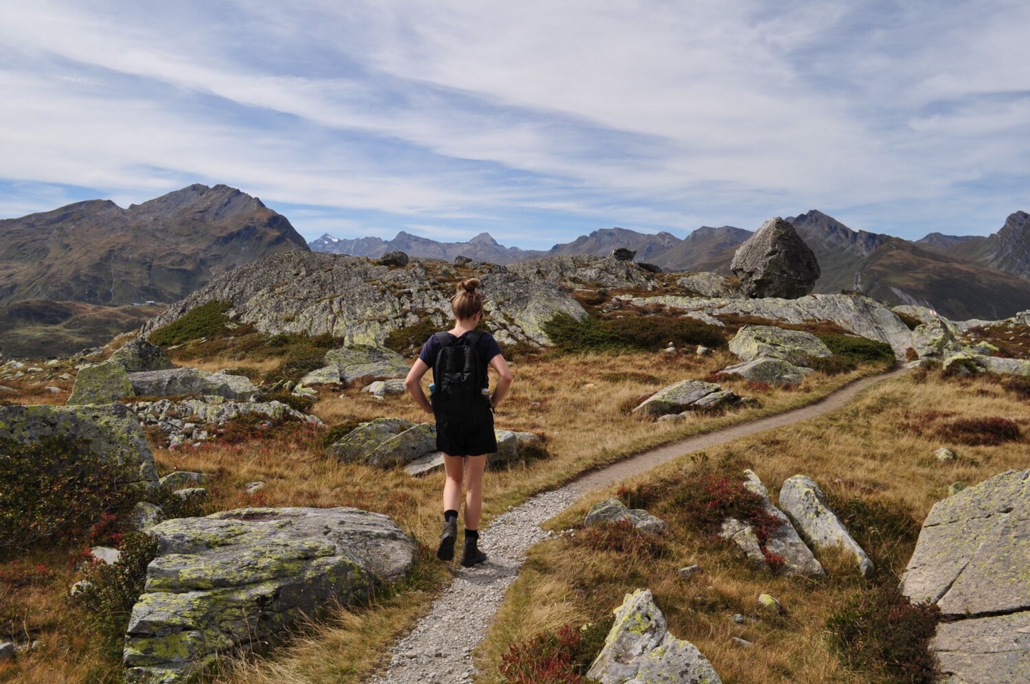 Descente: le sentier serpente à travers un paysage rocailleux.