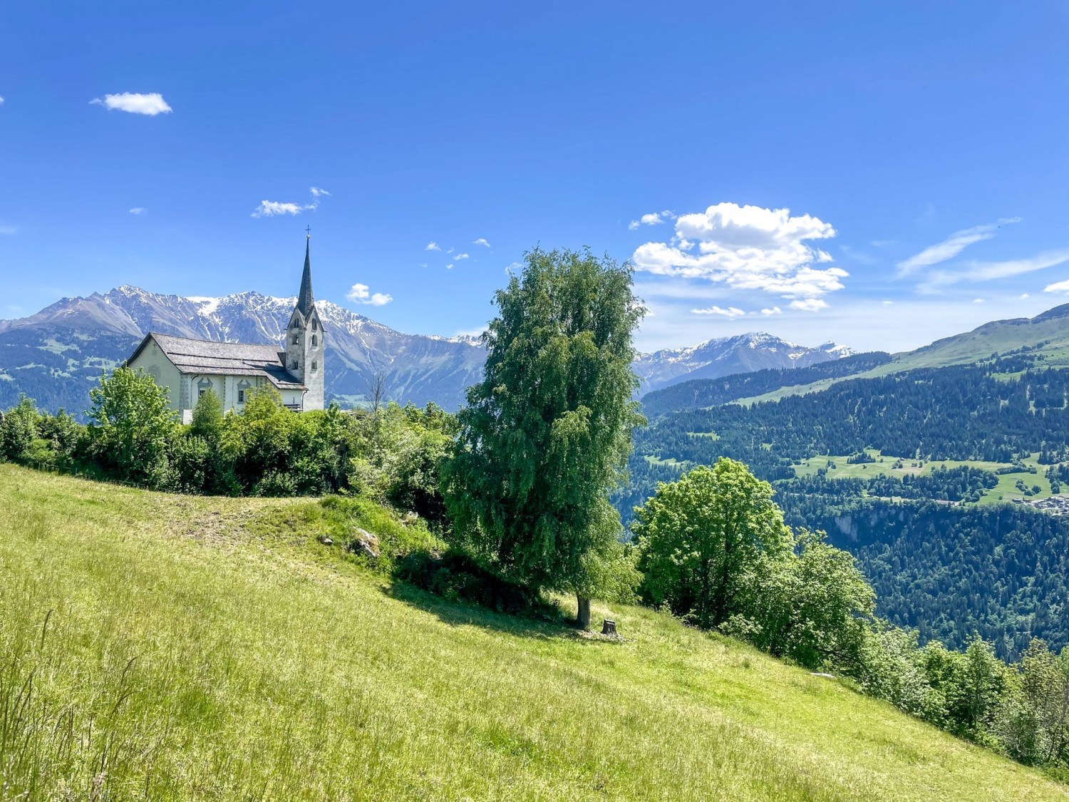 Kirche Sogn Glieci aus dem 12. Jahrhundert in Siat