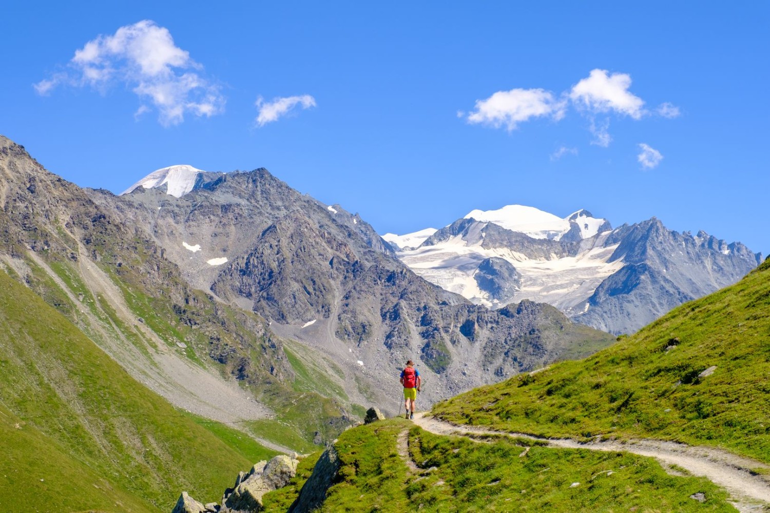 A l’approche du col de Mille, le massif du Grand Combin est de plus en plus visible.