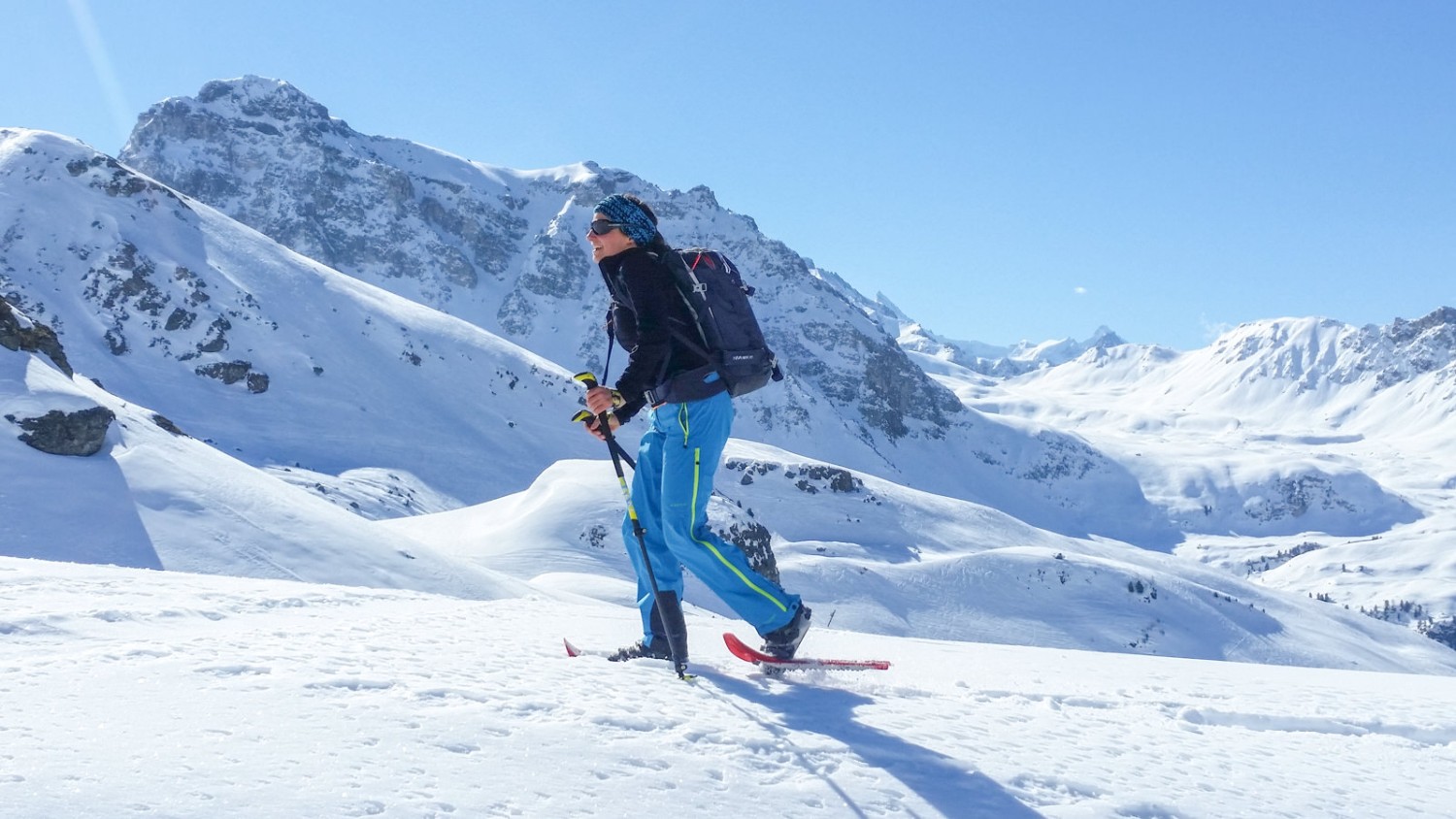 Le trajet se déroule dans des paysages grassement enneigés, loin des pistes de ski. Photo: Alexandra Blatter