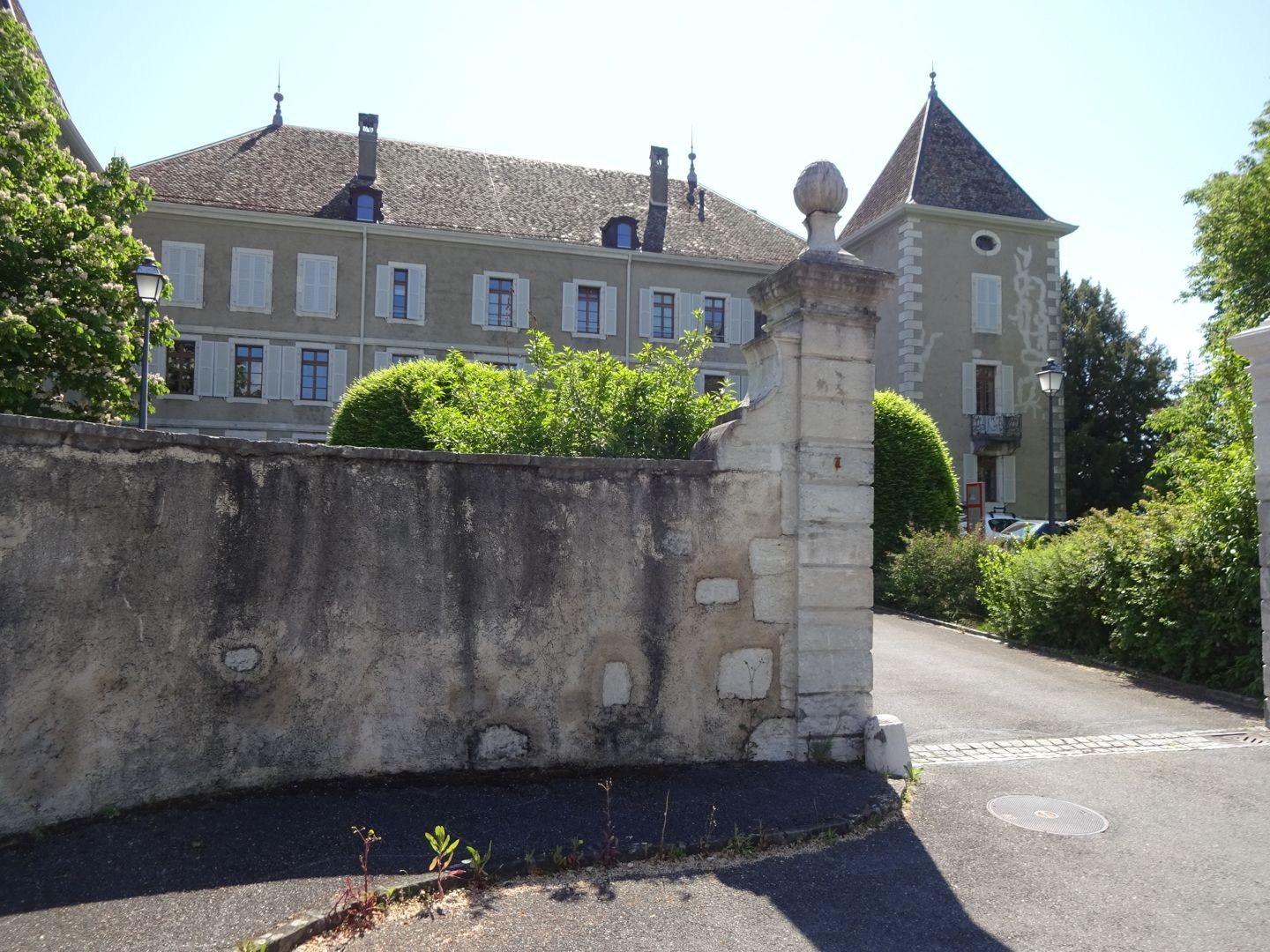Mitten in Dardagny erhebt sich ein prächtiges Schloss.