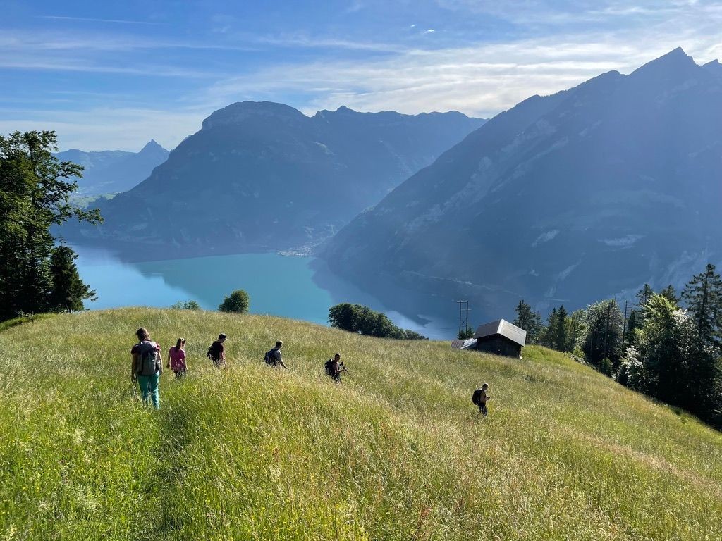 Der Urner Mundartweg führt von Isenthal durch beeindruckende Berglandschaften mit herrlichem Blick auf den Urnersee und verbindet traumhafte Ausblicke mit unterhaltsamen Einblicken in die lebendige Urner Mundart.