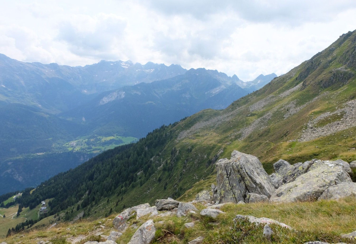 Erste Tessiner Gipfel in Sicht. Der Passo Predèlp gibt die Sicht auf Campo Tencia und den Basodino frei.