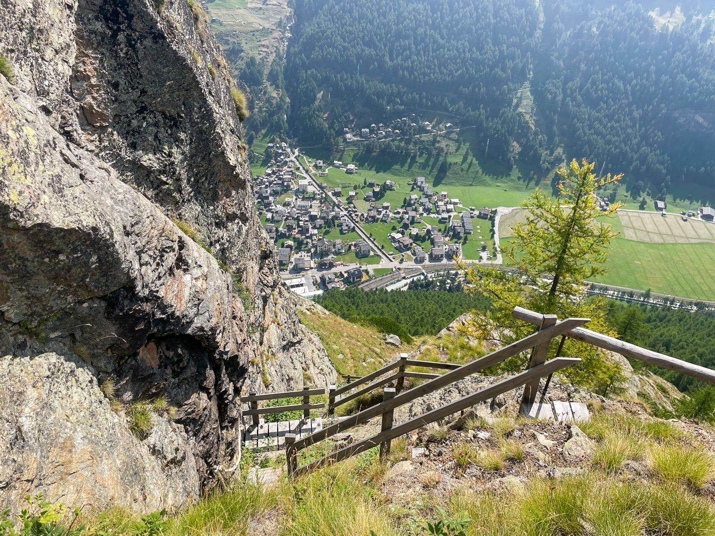 Über Treppen geht es steil den Berg hinauf bis Arigscheis.