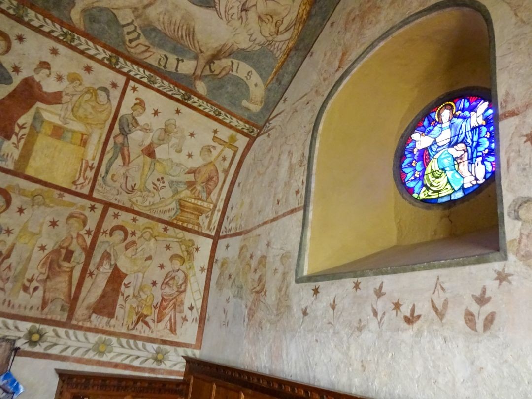 Le temple d’Engollon contient des fresques médiévales.