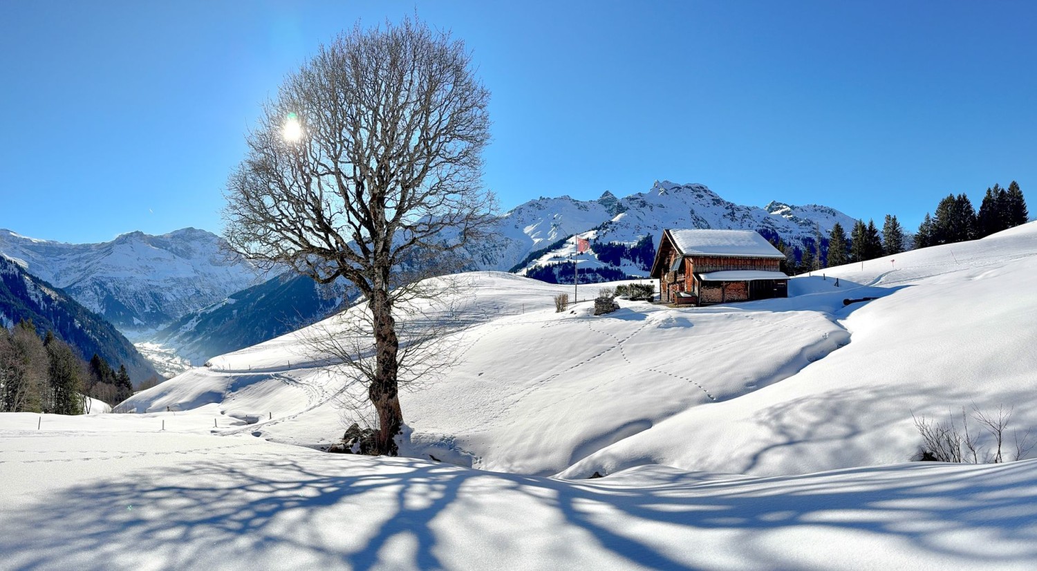 Bei Engisböden.. Hinter dem Haus das Charenstock-Gandstock-Gebiet
