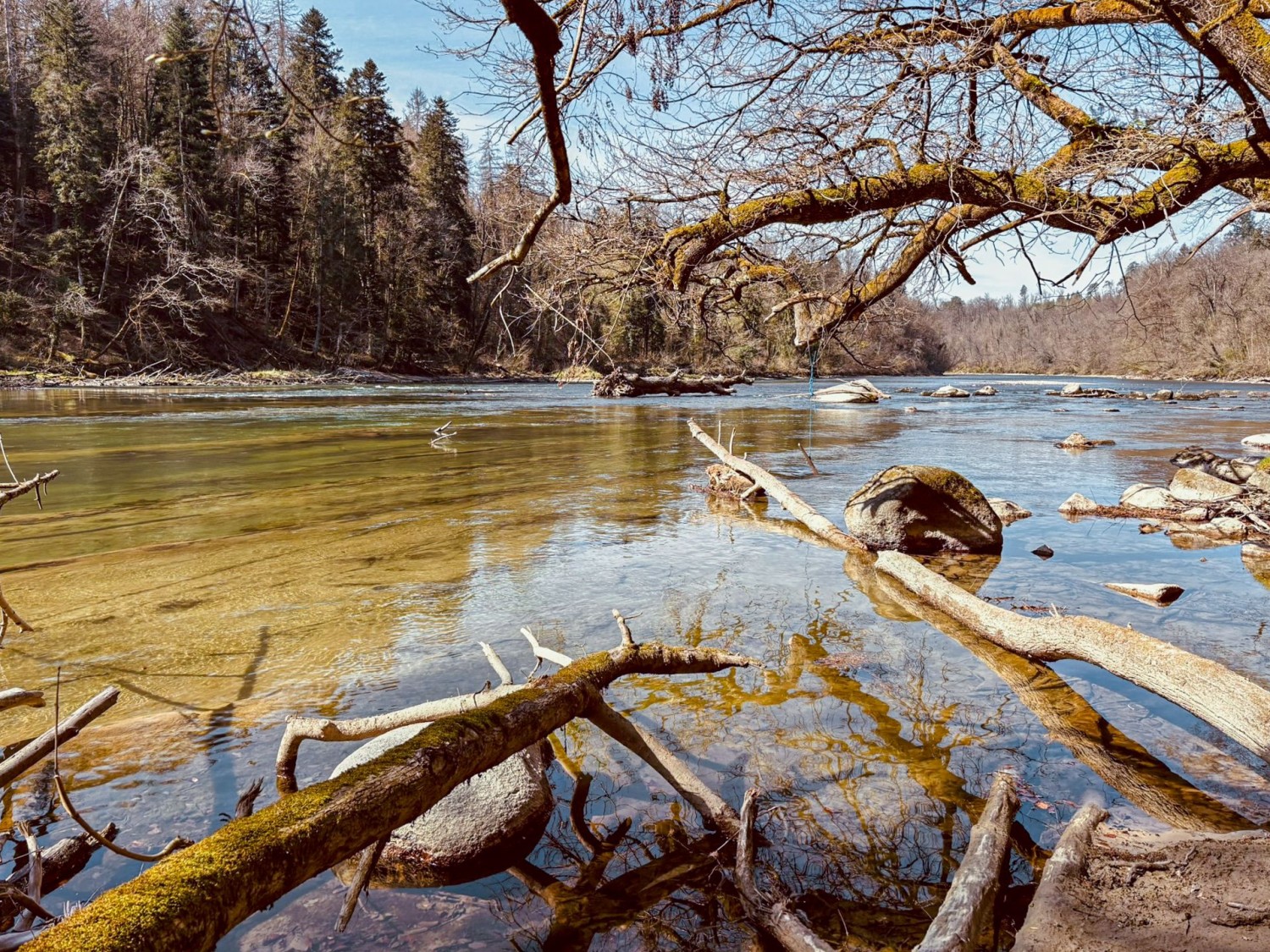Zahlreiche Sandsträndchen laden zum Spielen und Verweilen ein.