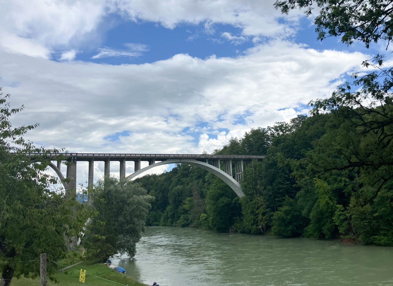 Die Halenbrücke schwingt sich in 40 Metern Höhe über die Aare.