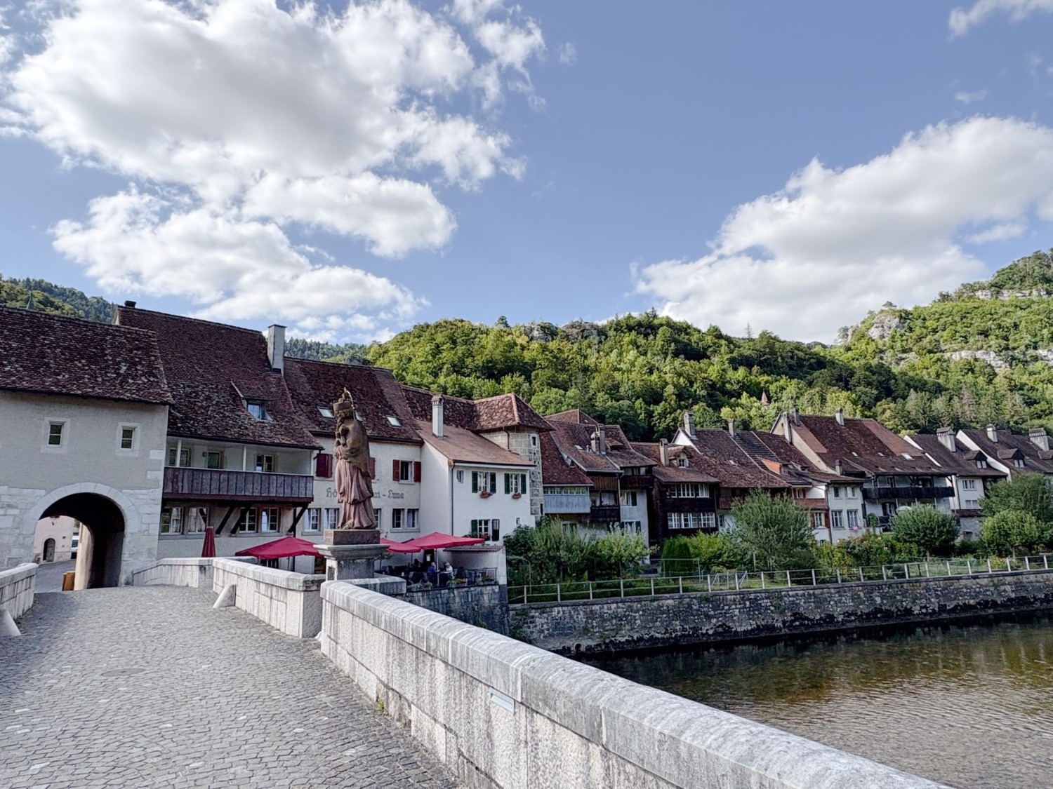 Über diese historische Steinbrücke wandert man ans andere Flussufer.