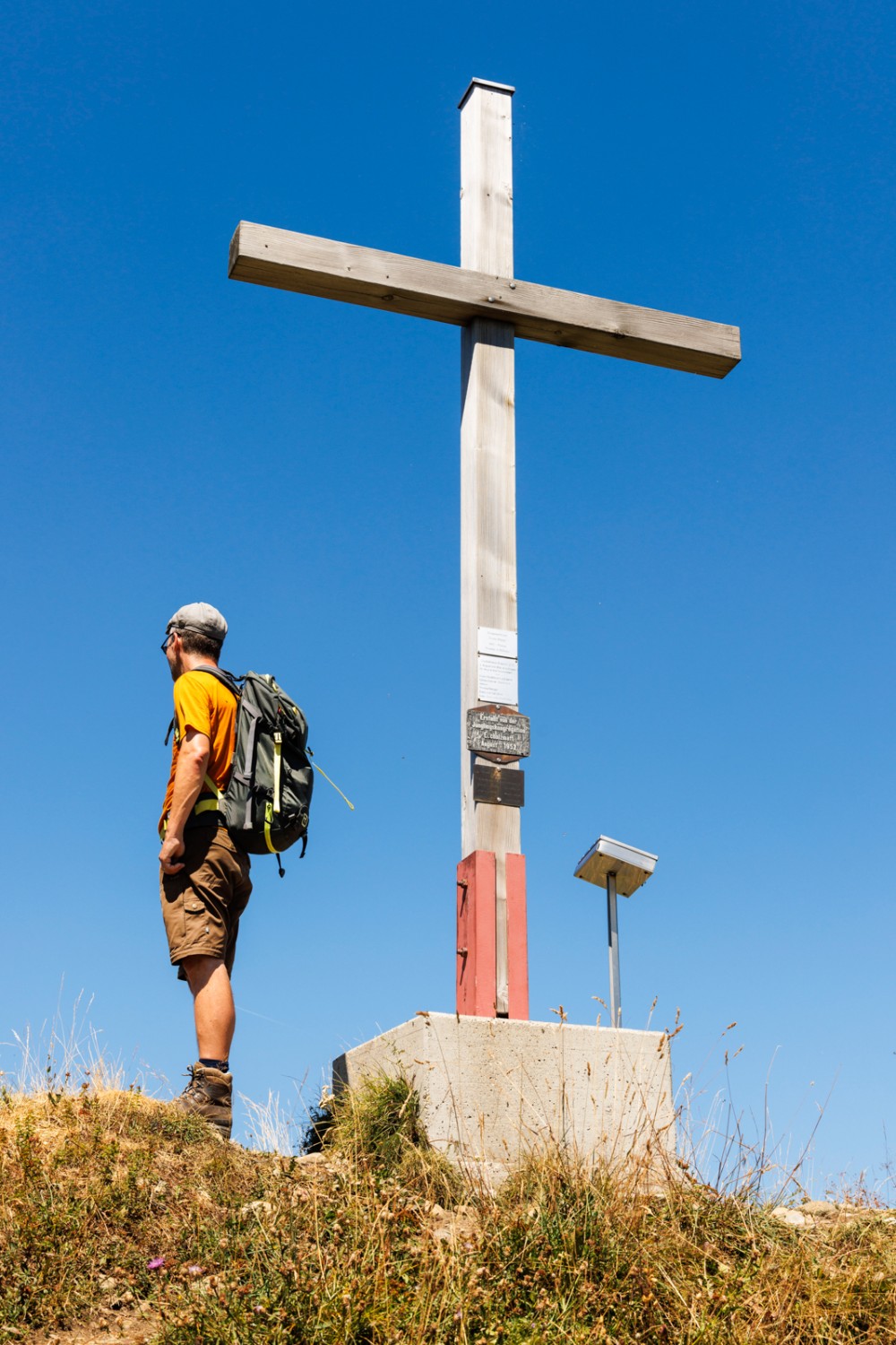 Das Gipfelkreuz der Beichle steht gar nicht auf dem Gipfel. Bild: Severin Nowacki