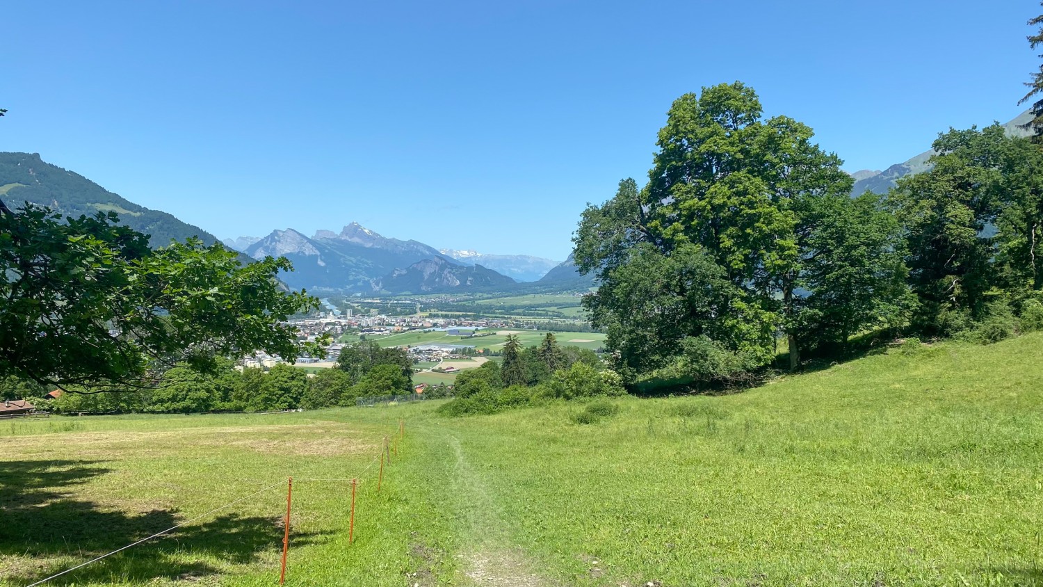 Durante l’escursione si gode sempre una splendida vista aperta sulla valle del Reno. Foto: Loïc von Matt