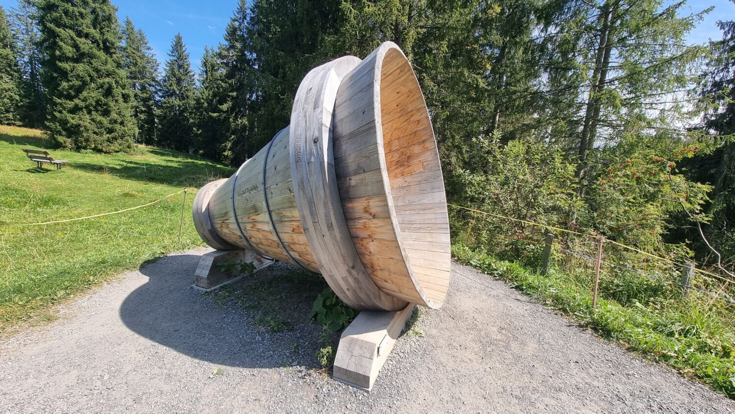 Bet(t)ruftrichter: l’énorme entonnoir en bois amplifie les sons environnants.