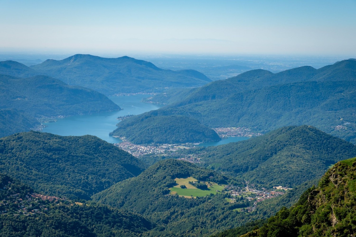 Vue sur le lac de Lugano; au milieu, le Monte Caslano