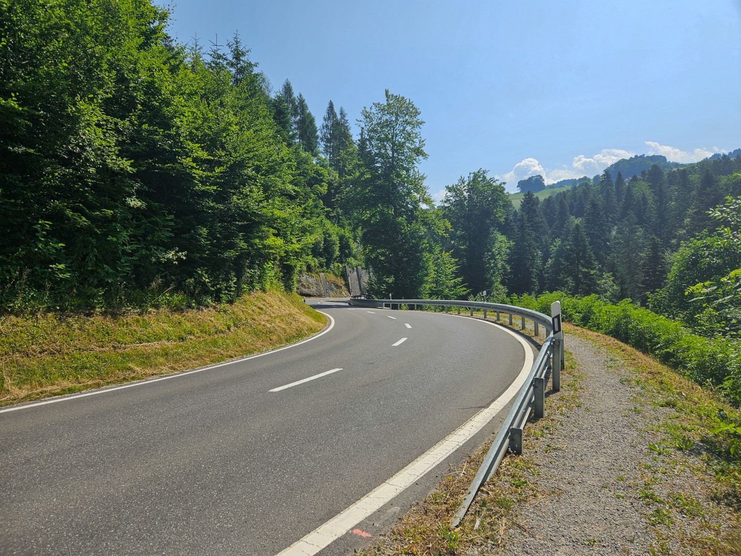 Ein paar Meter müssen direkt der Strasse entlang gegangen werden.