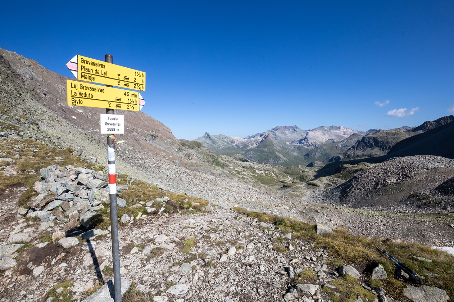 Au col Fuorcla Grevasalvas, coup d’œil en arrière vers le col du Julier.