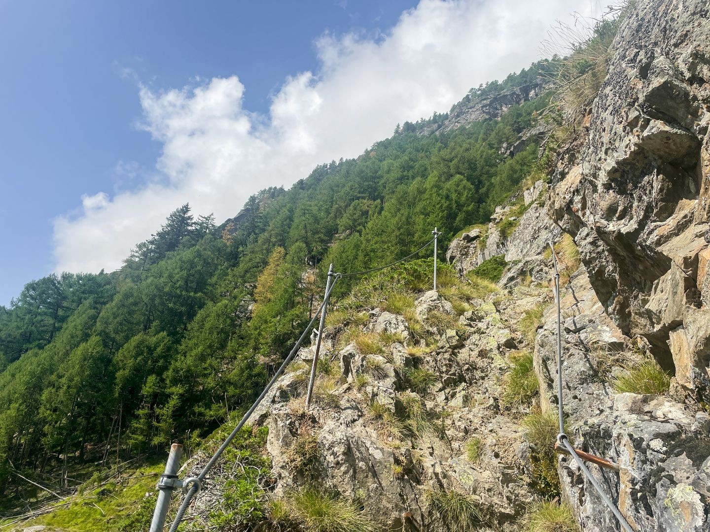 Der Weg ist an verschiedenen Stellen mit Drahtseilen gesichert.