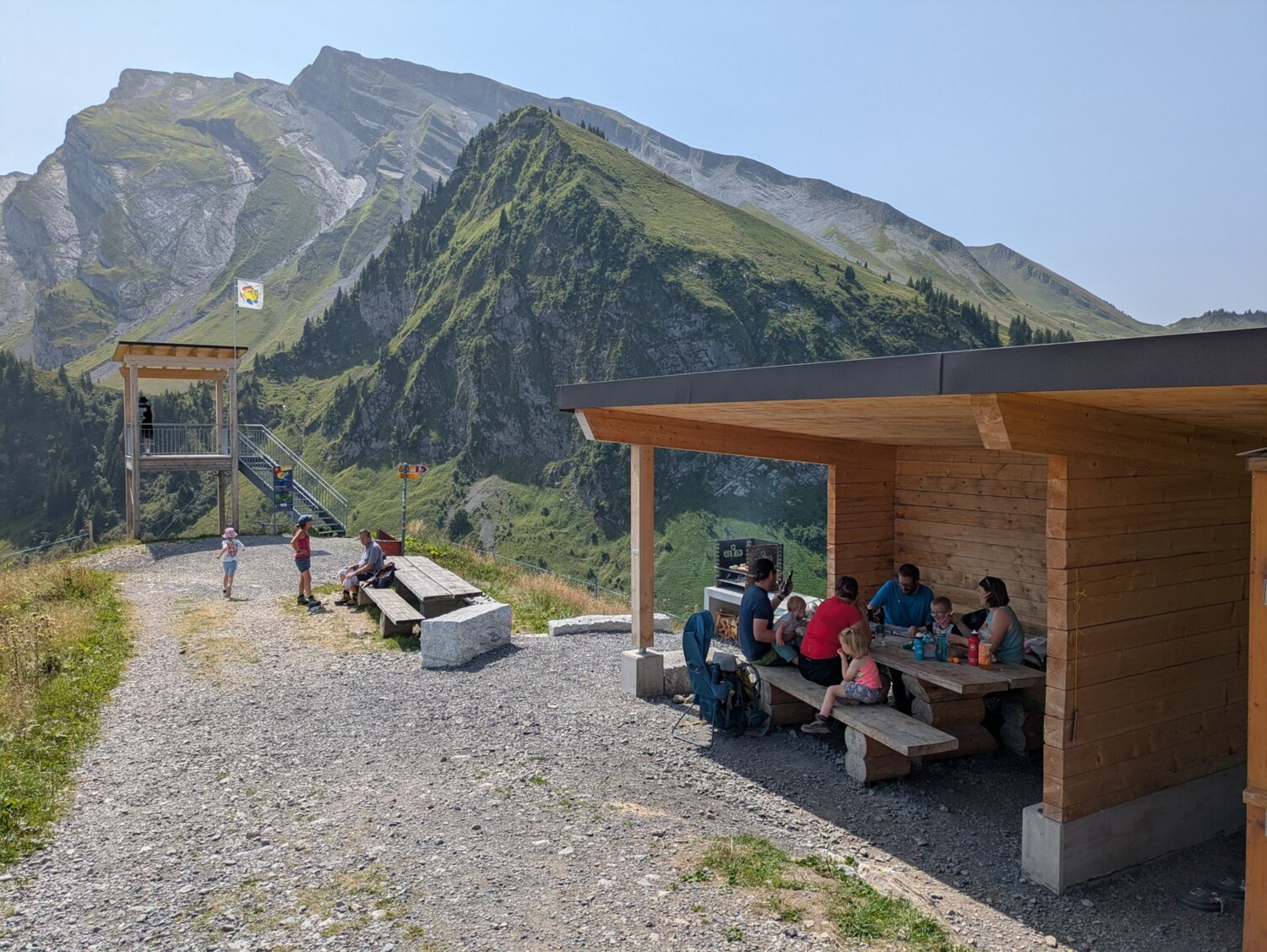 Zone de repos familiale Twäregg: places assises couvertes, coins grillades et tour panoramique offrent des conditions idéales pour faire une pause.