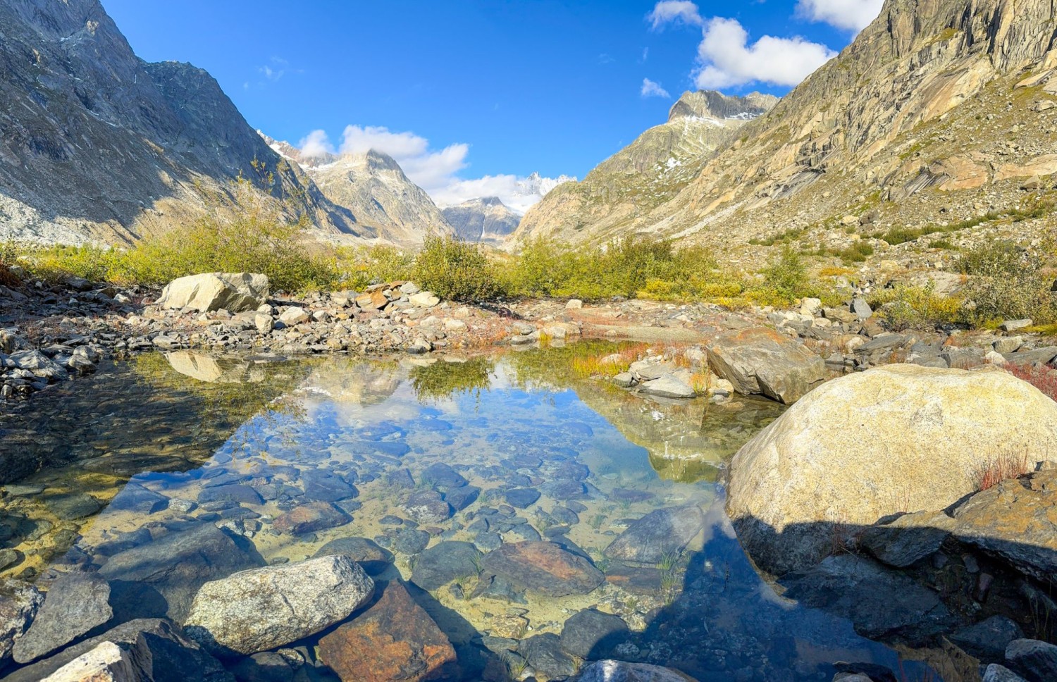 Eines der glasklaren Seelein im Gletschervorfeld (etwas westlich des grossen Steinmännchens).