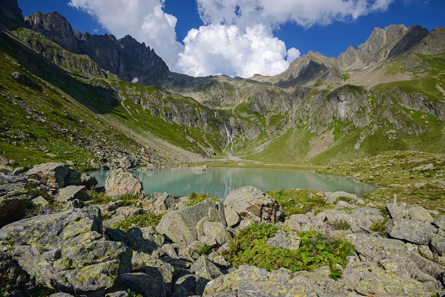 Le petit lac sur l’alpage de Seewen invite à la détente.Photo: natur-welten.ch