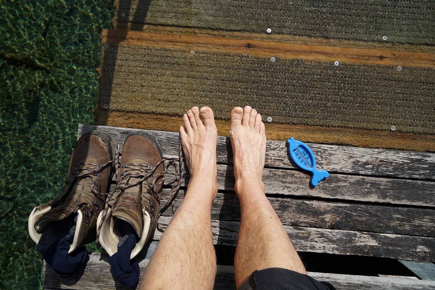 Au Schwandalpweiher, les plus courageux enlèvent leurs chaussures et plongent leurs pieds dans l’eau glacée.