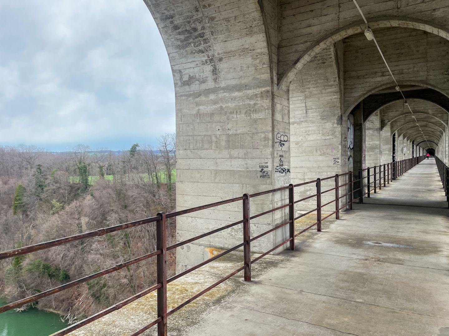 Durch den Viadukt von Fribourg wandern