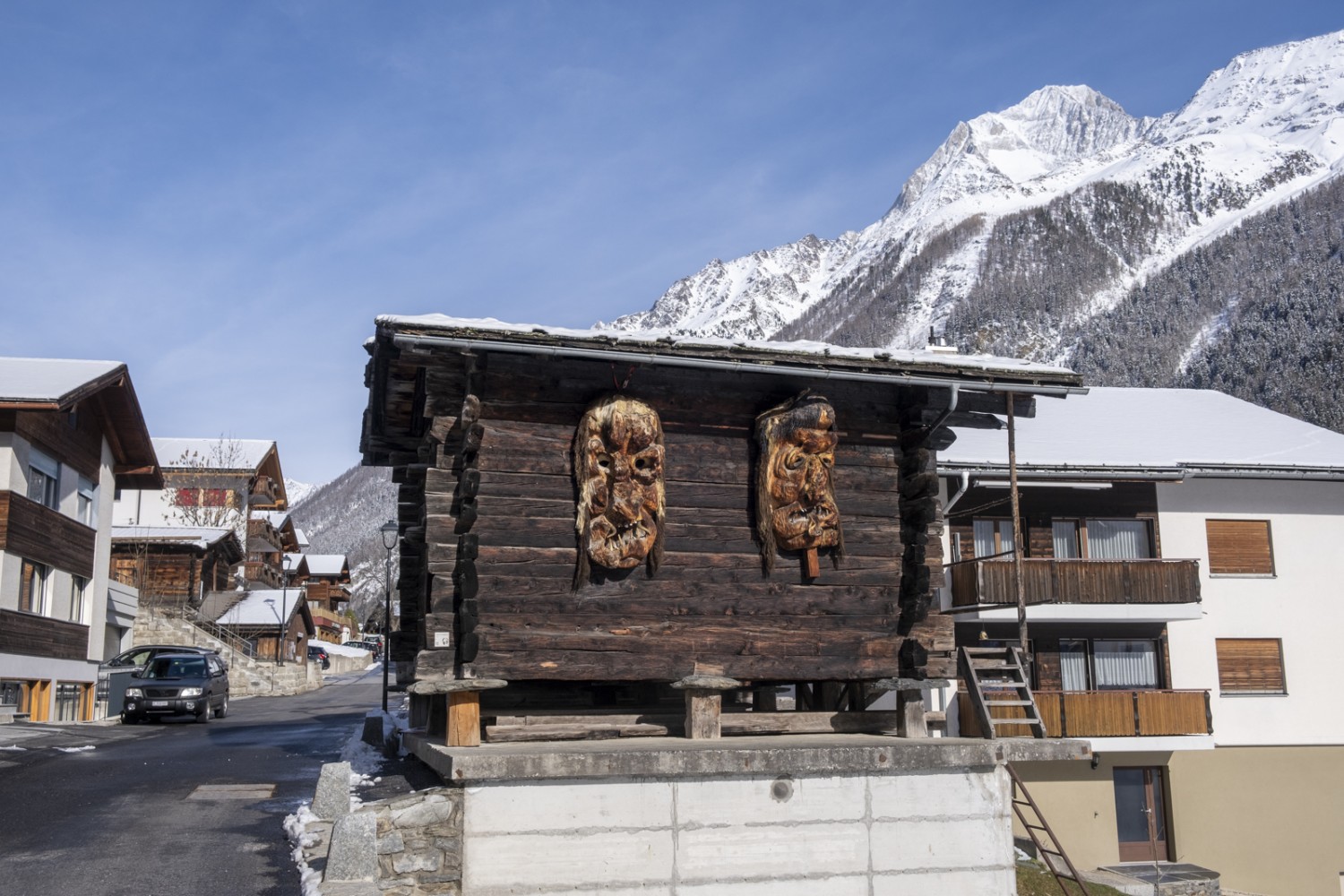 Im Bergdorf Wiler hängen an einigen Hausfassaden aus Arvenholz geschnitzte Masken, die an die «Tschäggättä», die wilden Fasnachtsgestalten, erinnern. Bild: Markus Ruff