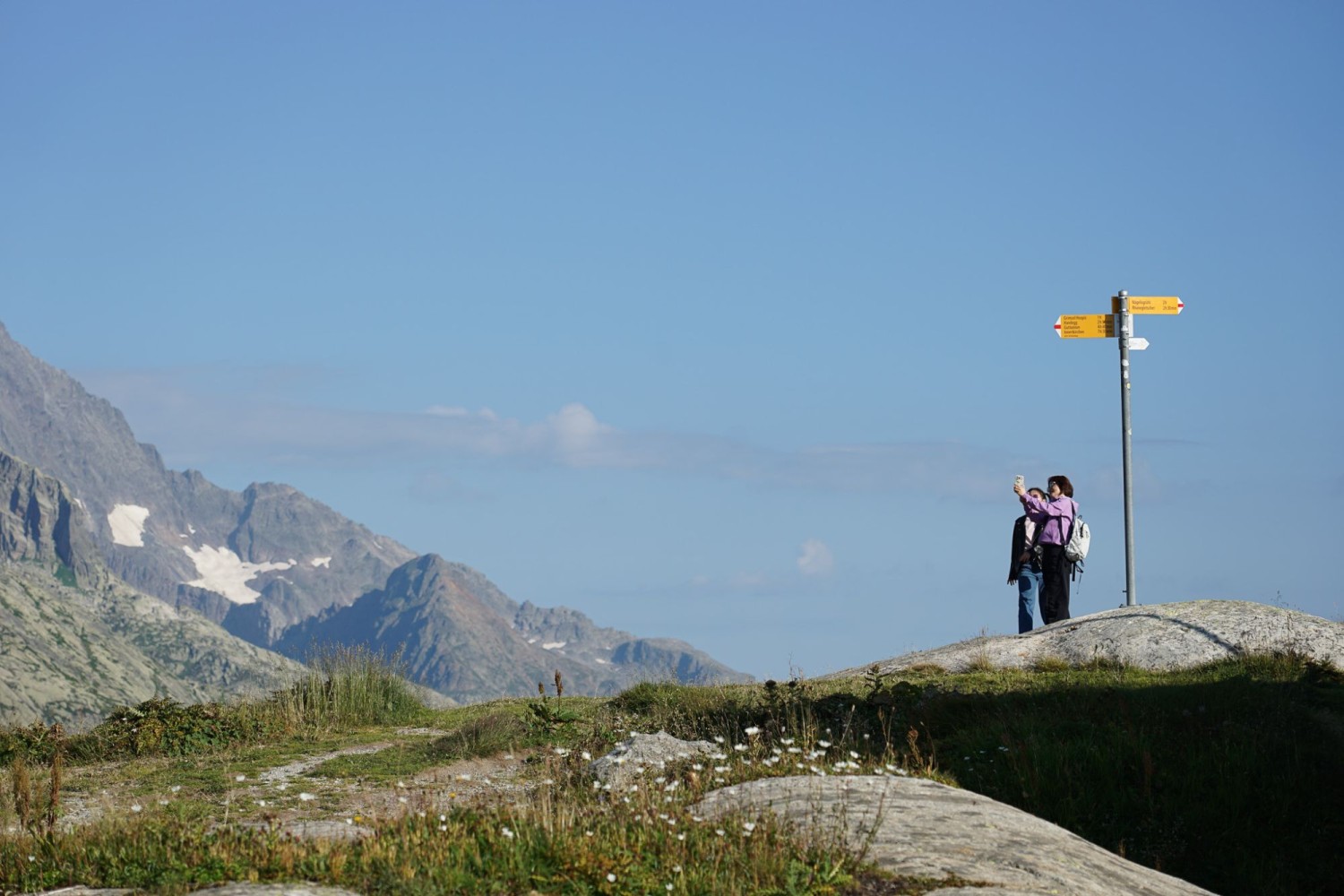 Auf der Passhöhe der Grimsel trifft man auf Touristen.