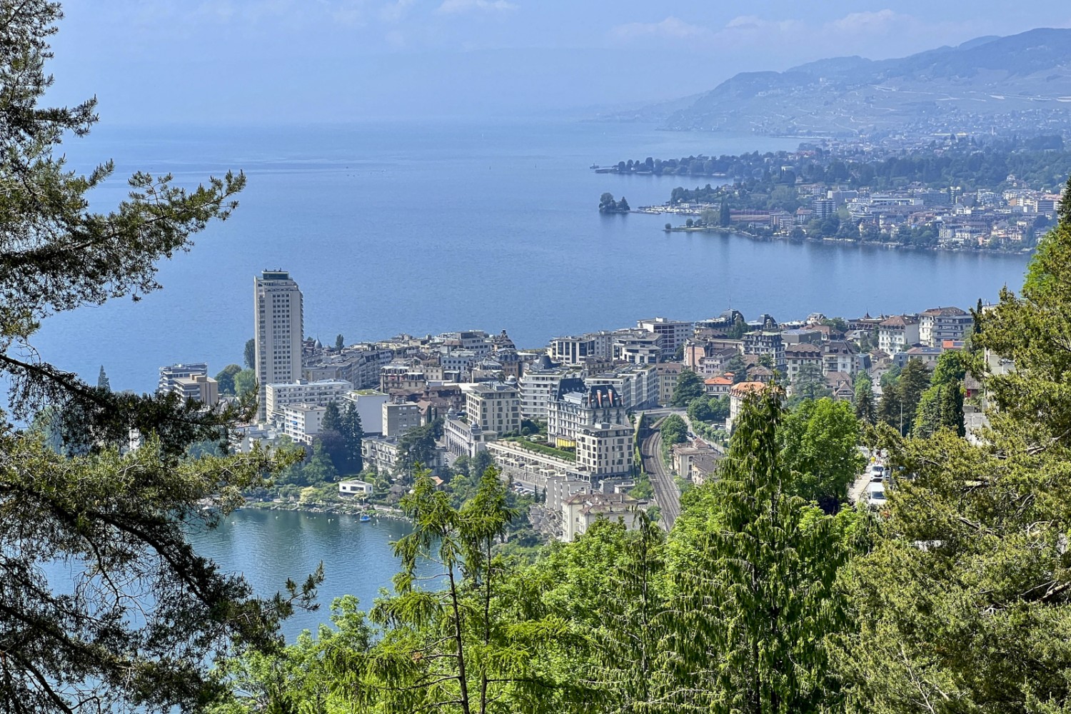 Cette randonnée offre un agréable mélange entre nature verdoyante et coups d’œil sur le lac Léman et ses rives aménagées, comme ici à Montreux. Photo: Pascal Bourquin