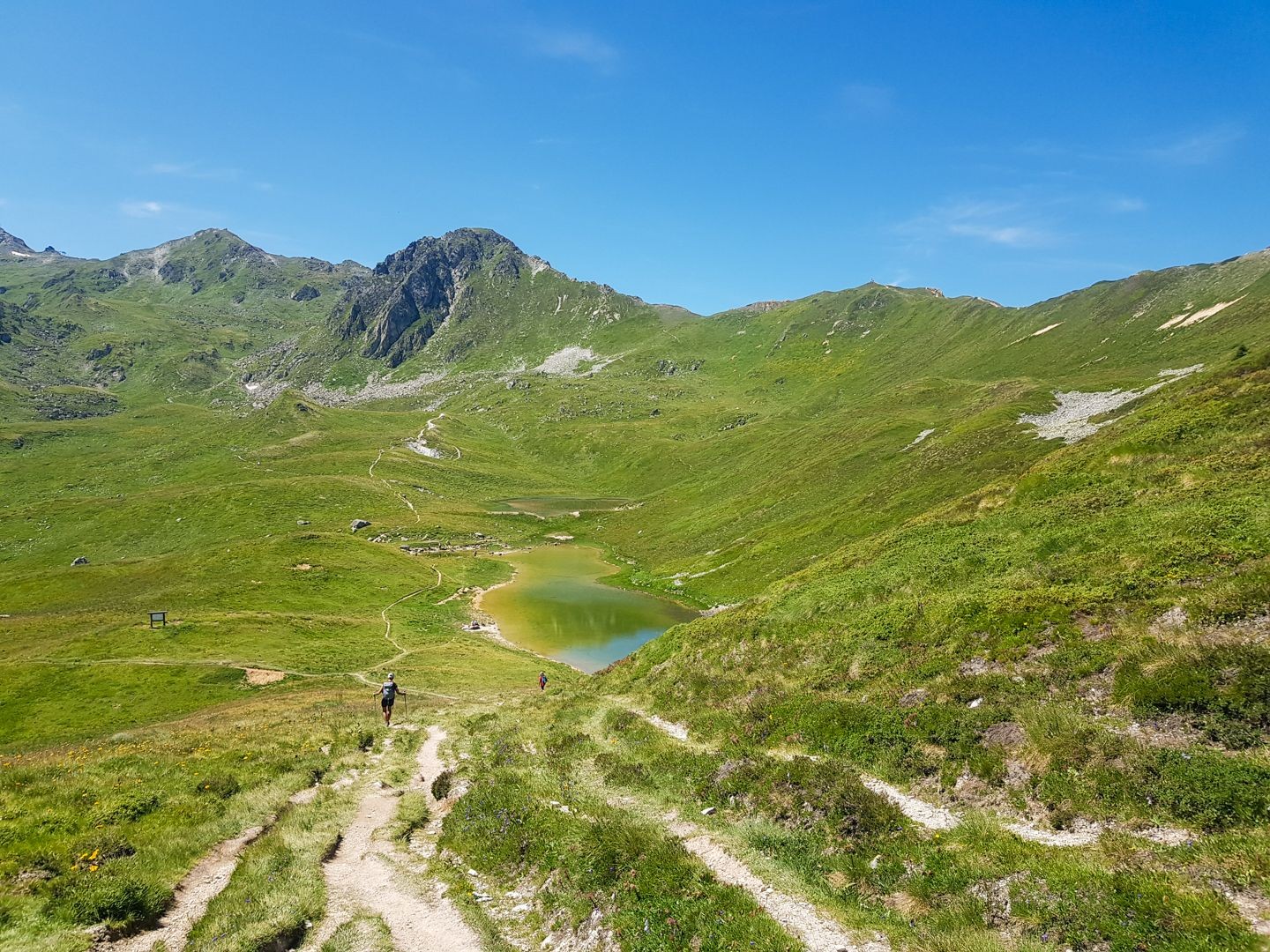 Die Picknickpause ist nicht mehr weit entfernt: Es geht hinunter zu den Gouilles d’Essertze mit dem Mont Rouge im Hintergrund.