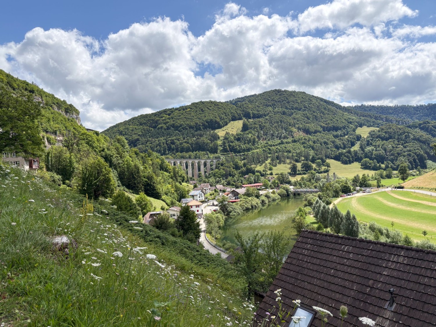 Vom Bahnhof in St-Ursanne geht es hinunter ans Flussufer des Doubs.