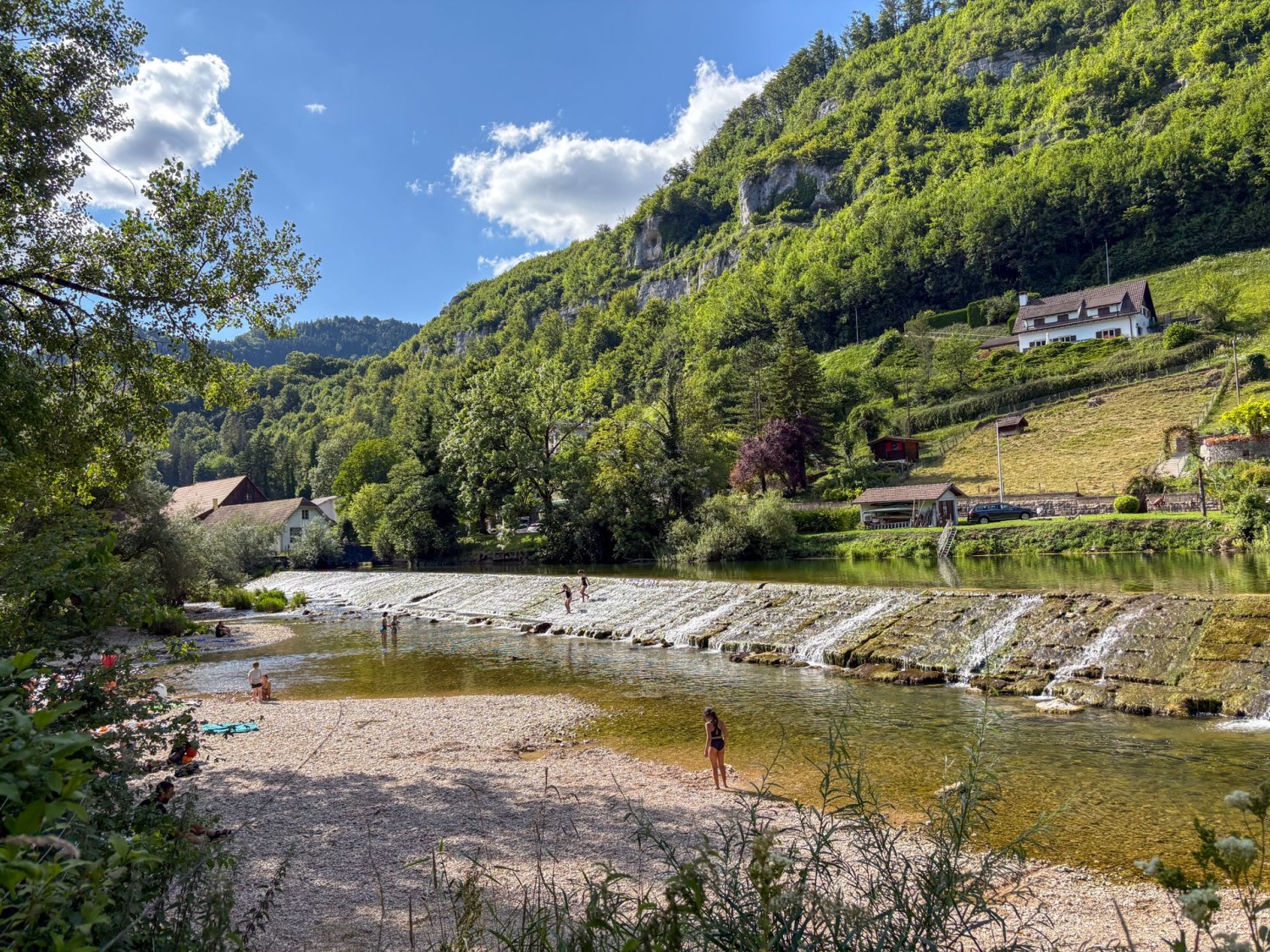 Ist man zurück in St-Ursanne, lädt der Doubs zum kühlen Planschen ein.
