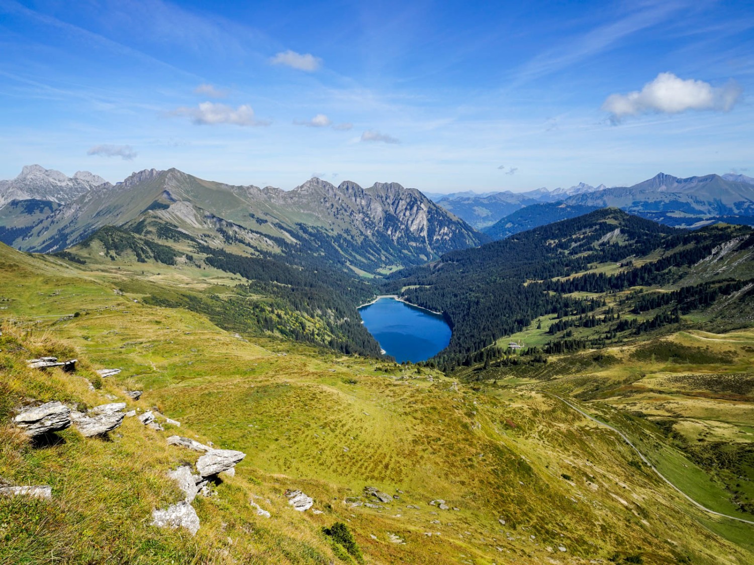 Le lac d’Arnon repose tel un œil sombre au fond d’une large vallée. Photo: Fredy Joss