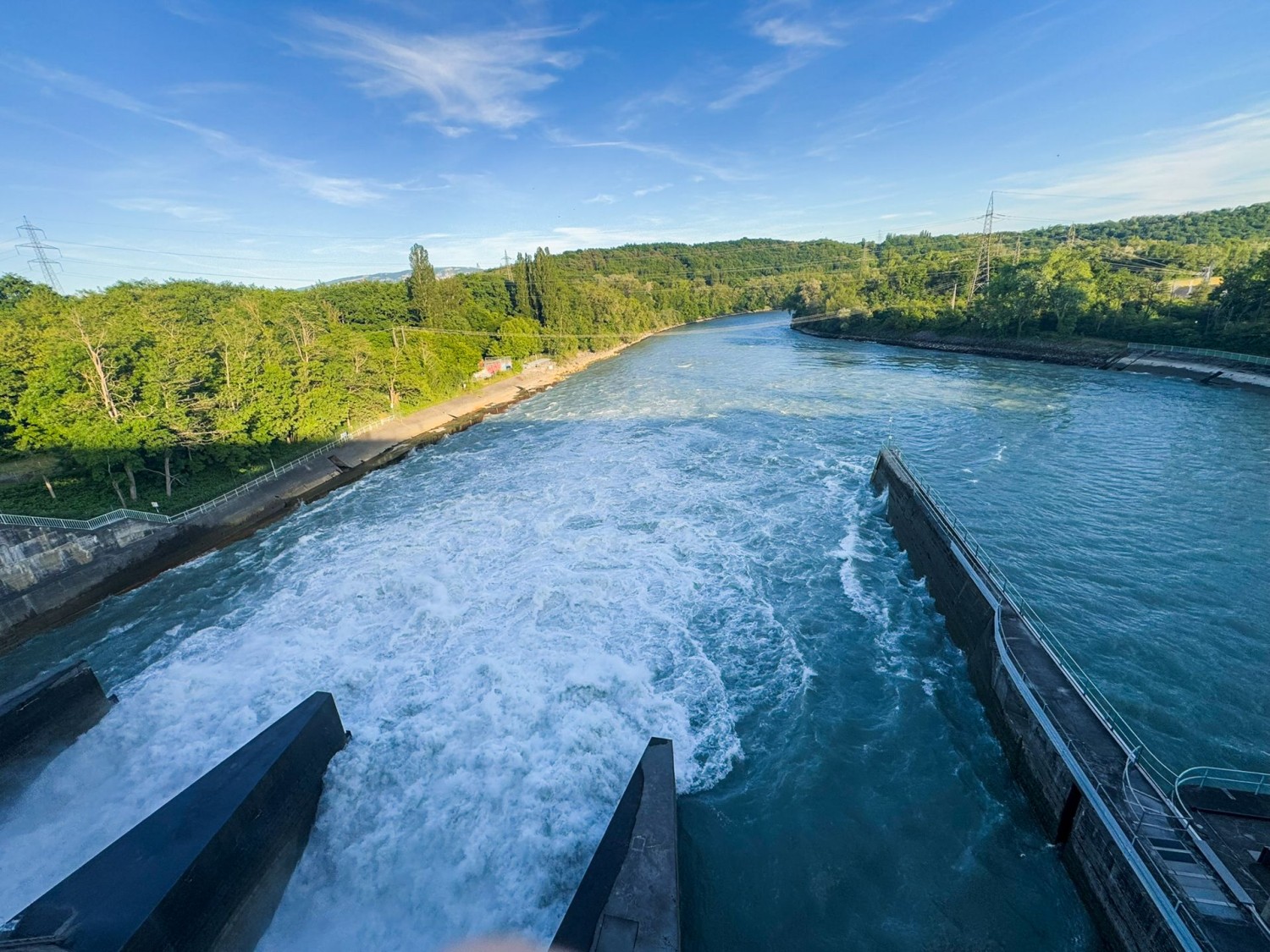 Das wichtigste Wasserkraftwerk am Genfer Rhoneabschnitt ist seit 1944 der Staudamm von Verbois.