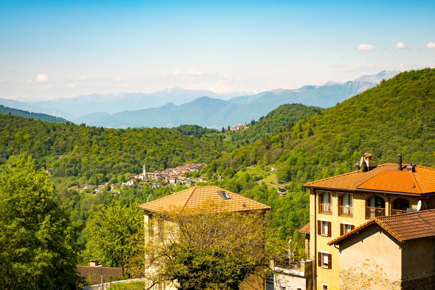 Curio et Bedigliora au premier plan. En arrière-plan, le Mont Rose dans la brume