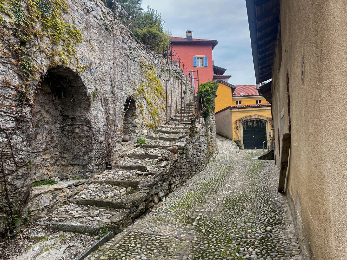 Un piccolo villaggio rimasto intatto è Casima.