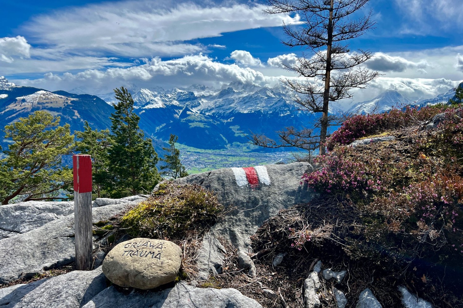 Der Weg ist als T2 klassifiziert und als weiss-rot-weisser Bergwanderweg markiert.