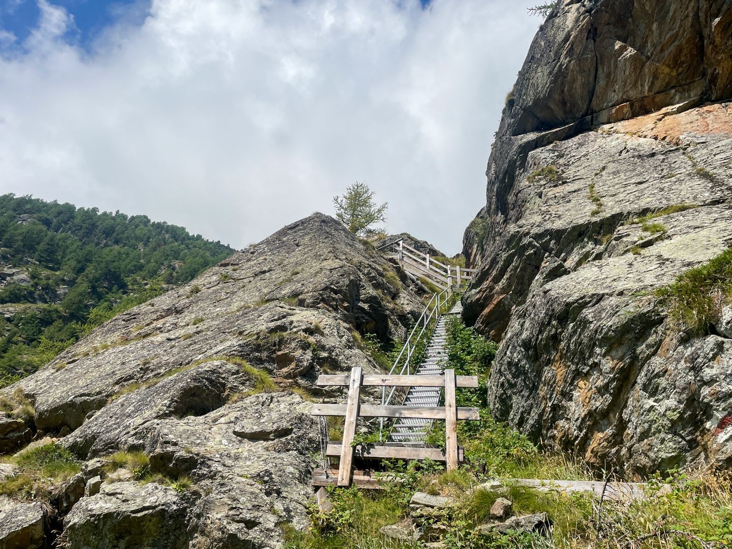 Im Zickzack und teilweise mithilfe von Treppen geht es steil hinauf.