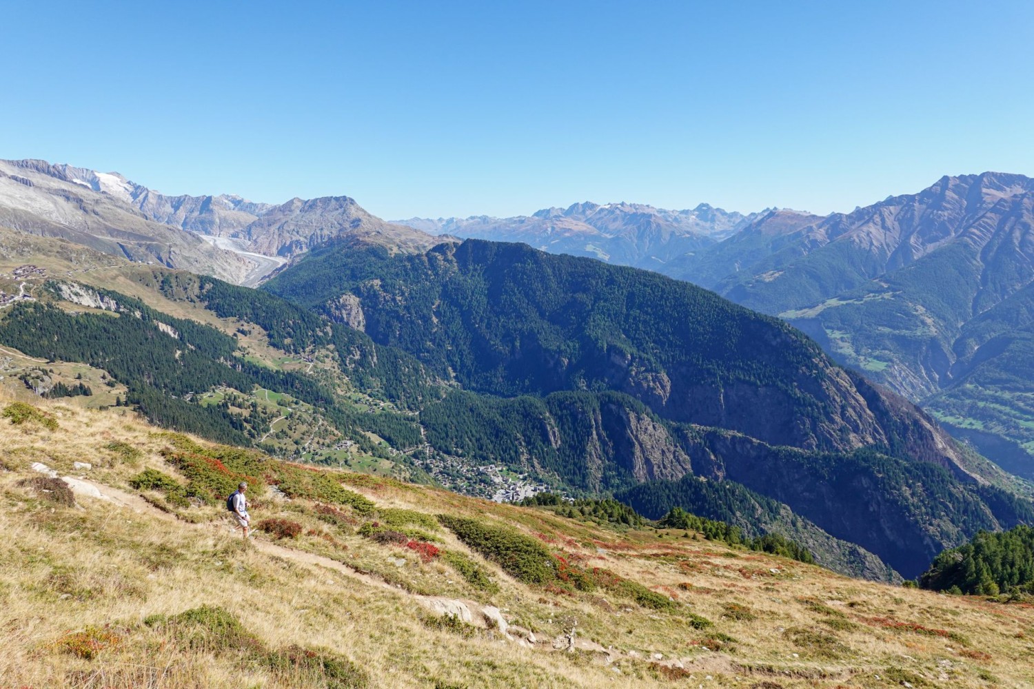 Die Aussicht lädt dauernd zu Pausen ein, hier Richtung Westen.