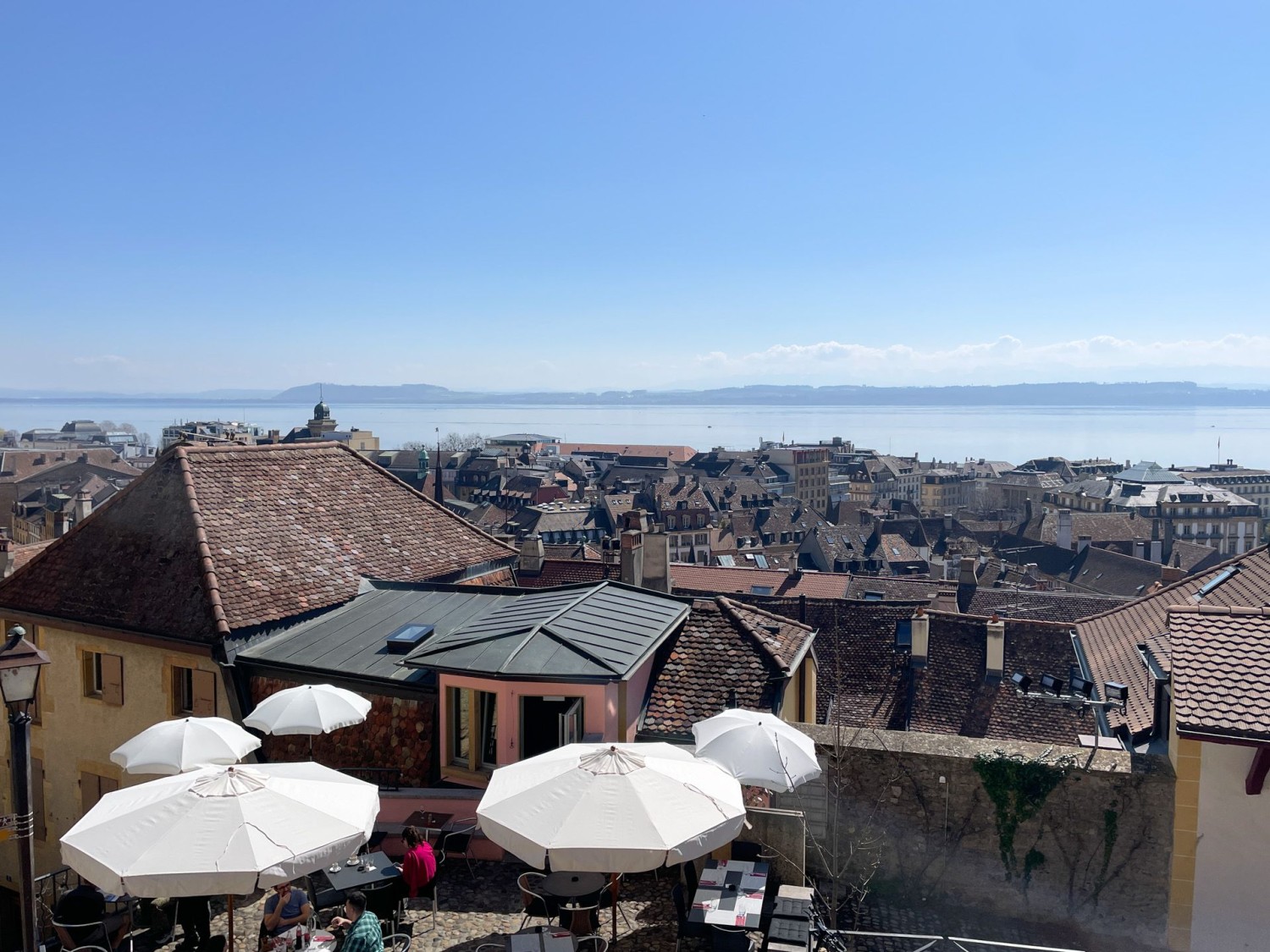 Du château, la vieille ville de Neuchâtel et le lac sont bien visibles.