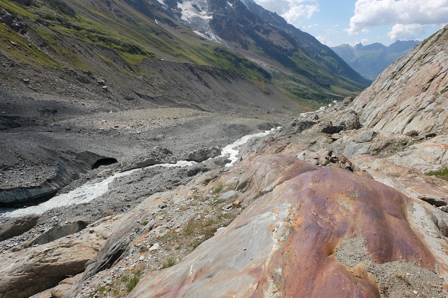 Les traces du Langgletscher: pierres polies et moraines sur la pente opposée. Photo: Elsbeth Flüeler