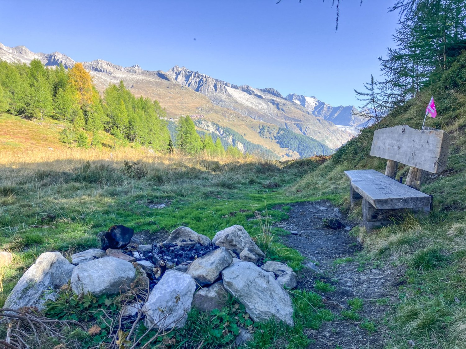 Bevor man die Suone verlässt, lockt ein Bänkli zur Pause vor dem Gipfelaufstieg.