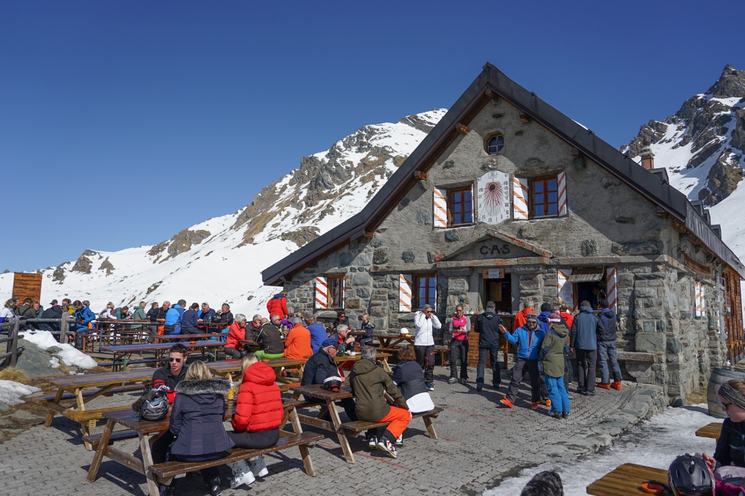 Die Cabane du Mont Fort. Ein beliebtes und belebtes Wanderziel. Bild: Reto Wissmann