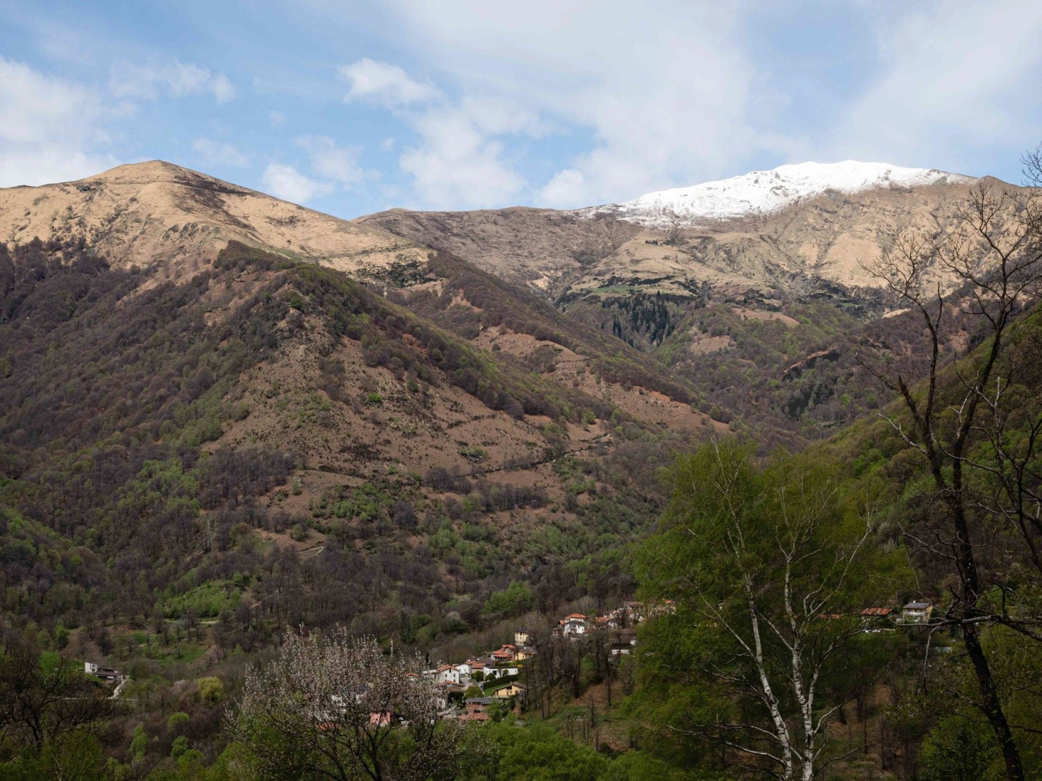 Vue sur Mugena et le Gradicciòli fraîchement enneigé.