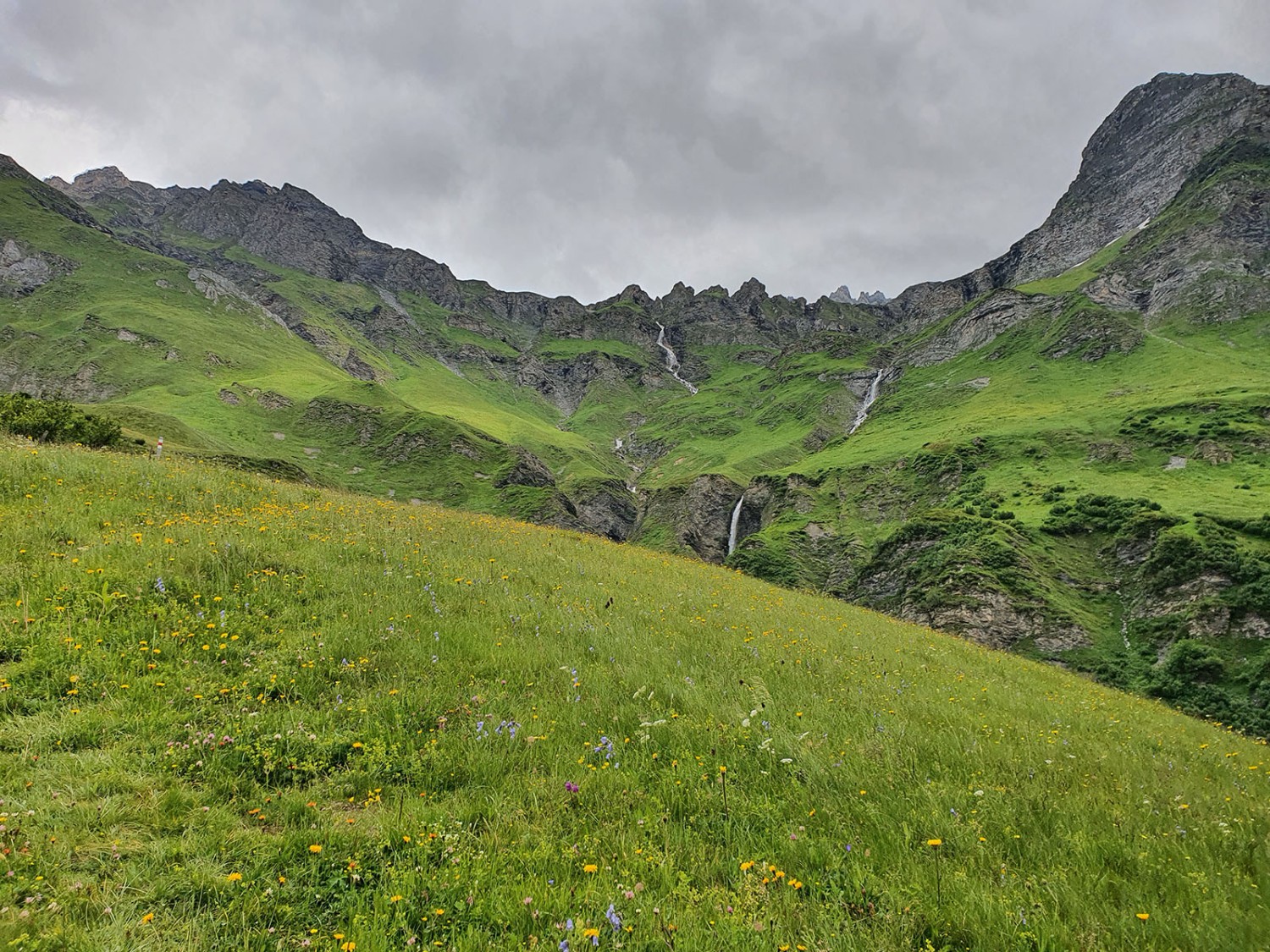 Coup d’œil derrière soi lors de la descente vers Turra. Photo: Marina Bolzli