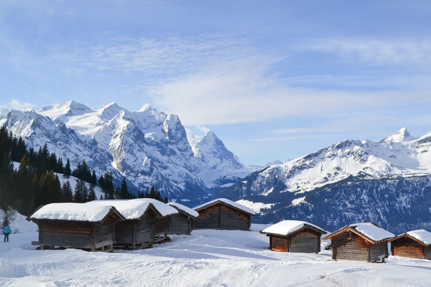 Derrière les chalets d’alpage sur la Mägisalp se dressent le Wetterhorn et l’Eiger.