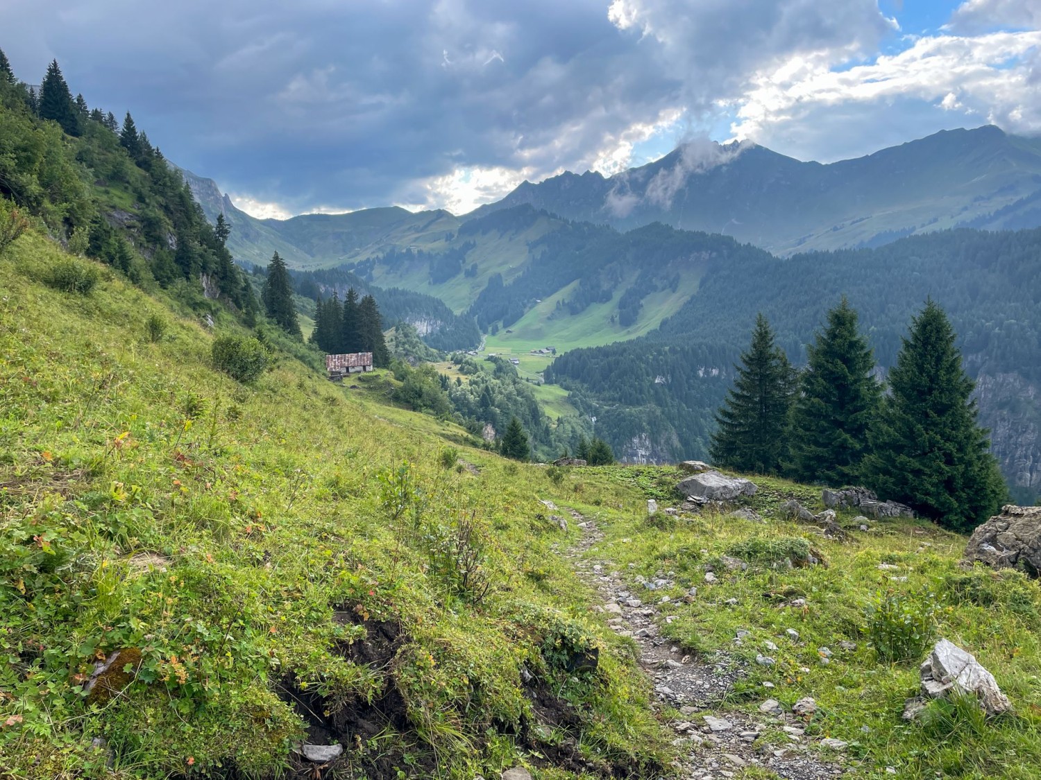 Au loin, le Plateau de Barme, où deux cantines attendent les randonneuses et randonneurs.