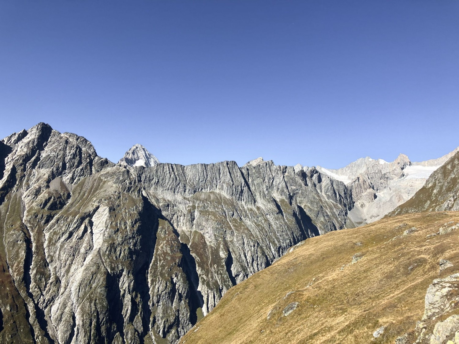 Steil und wild zeigt sich die Flanke des Alpjuhorn (links), dahinter der Bietschhorn-Gipfel.