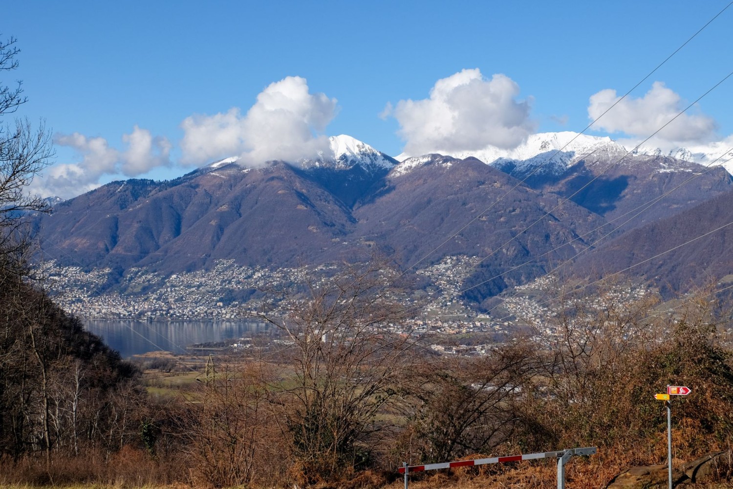 Vom Monte Ceneri aus überblickt man die Magadinoebene und blickt zu den Berge des Verzascatals.