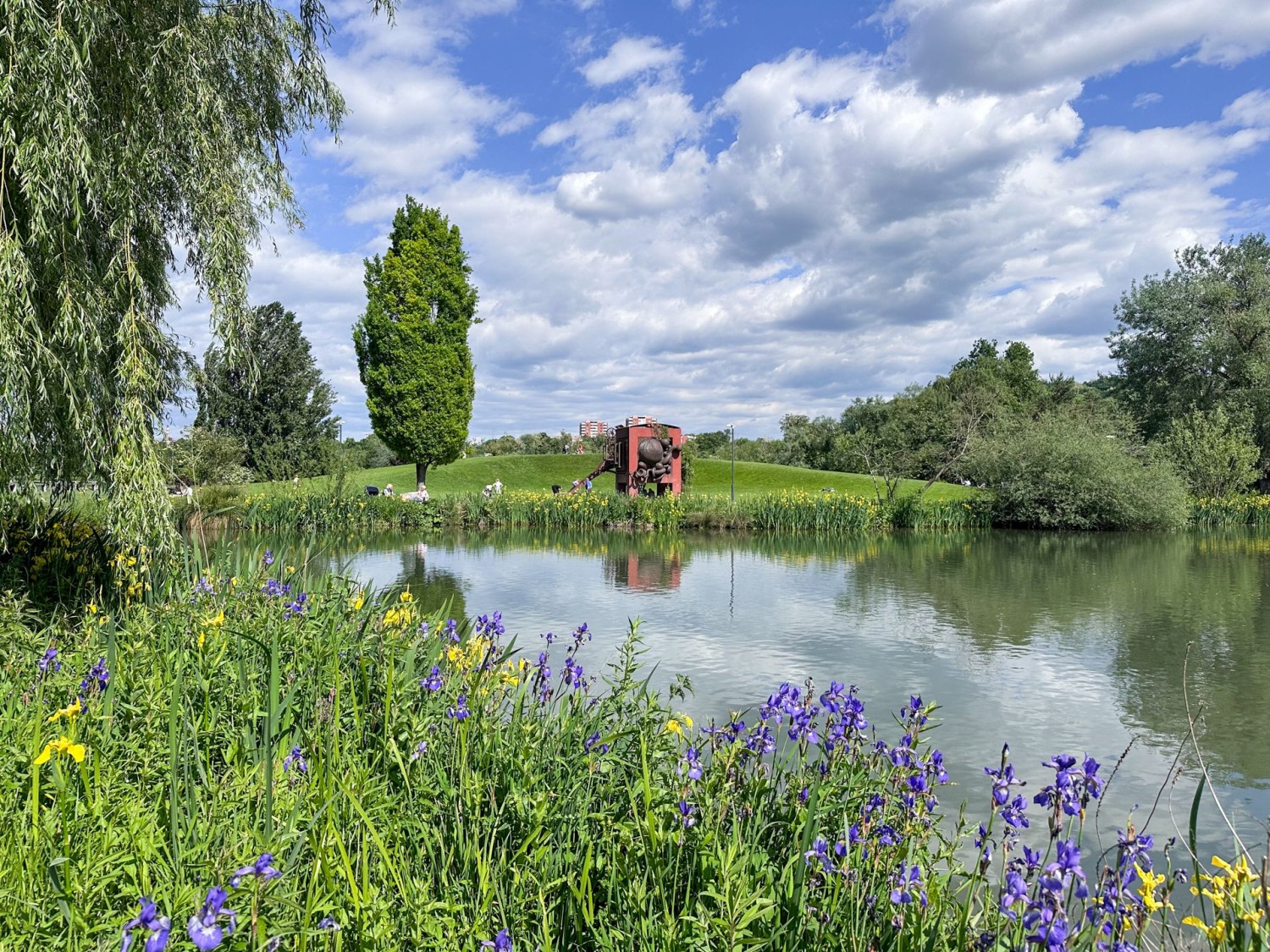 Park im Grünen mit Eisenplastik «Amboss»