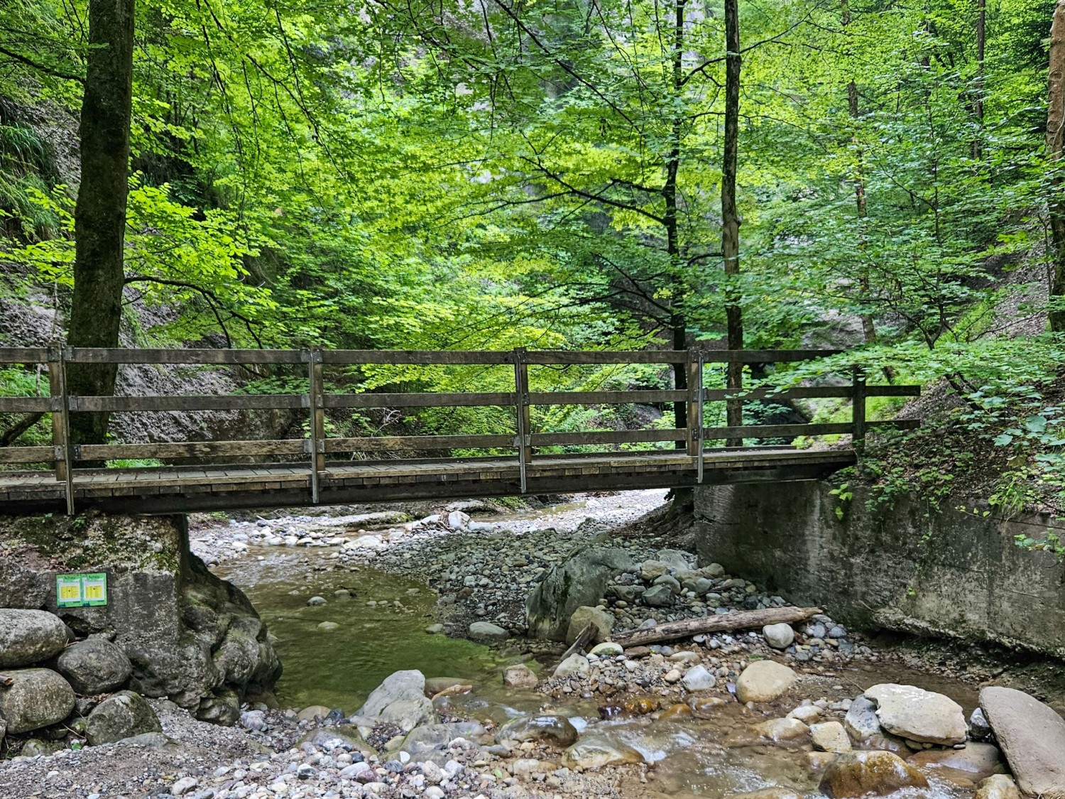 Rings um das Bachbett findet man geeignete Feuerstellen
